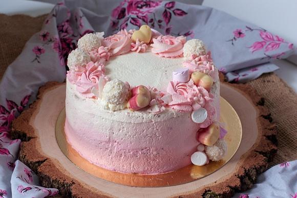 Tort pink ombree z czekoladowym ciastem i kremem raffaello oraz truskawkowym