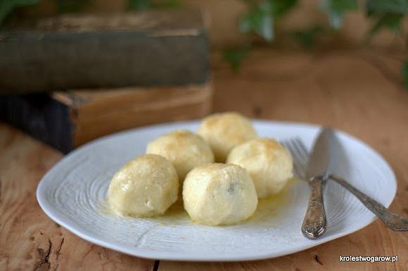Knedle z suszonymi śliwkami
