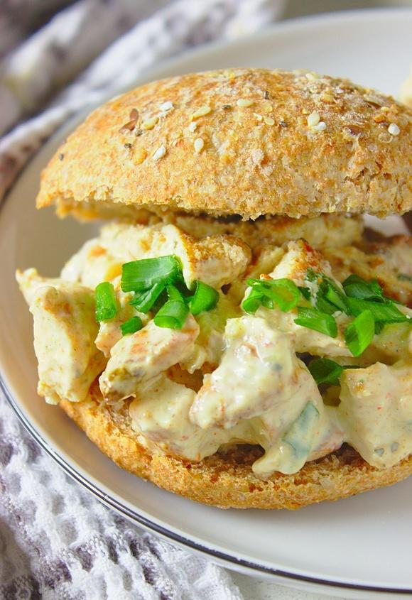 Szybka sałatka kanapkowa z kurczakiem curry i pistacjami