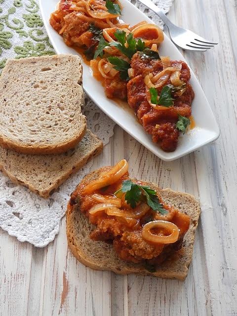 Zielone śledzie w pomidorach