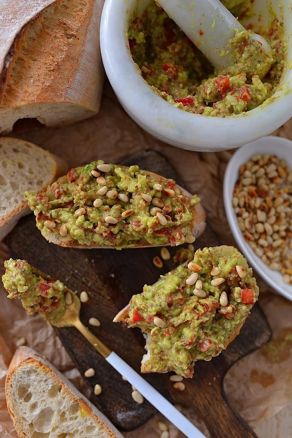 Guacamole z pomidorami papryką i prażonymi orzeszkami pini