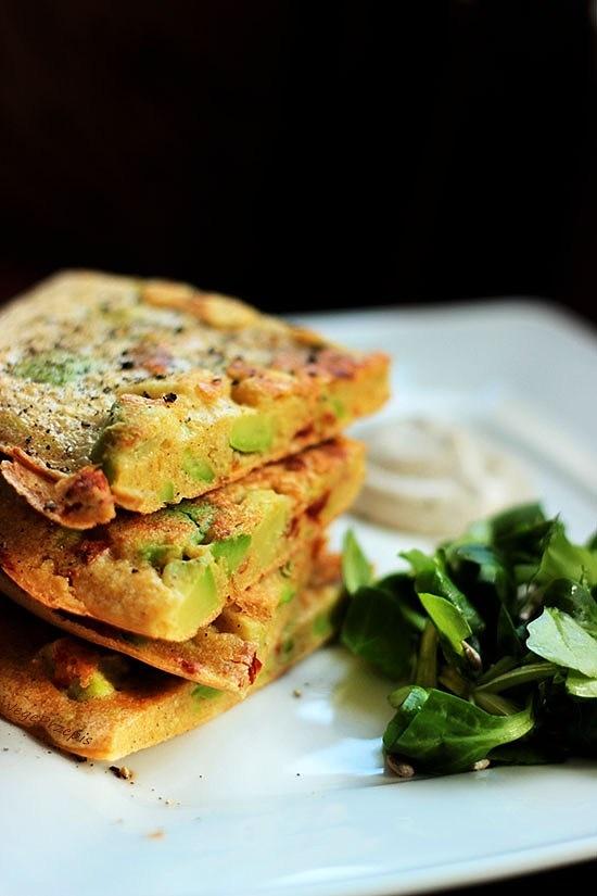 Omlet jaglany z suszonymi pomidorami i awokado