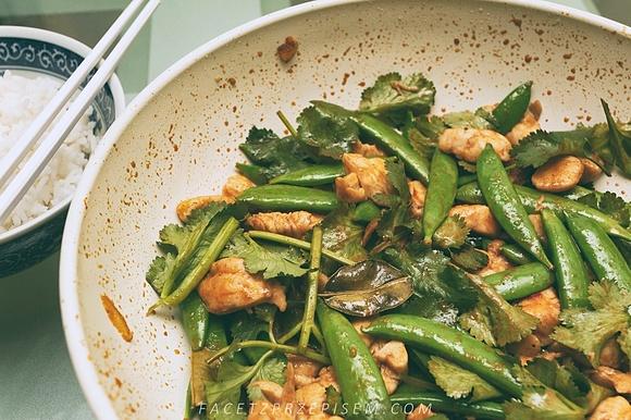 Gai phat nam prik phao smażony kurczak z groszkiem cukrowym i pastą chili