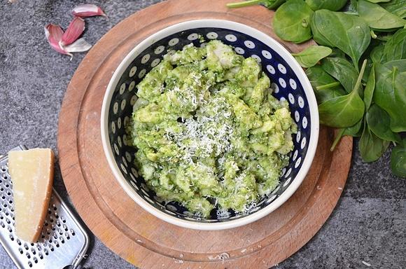 Pesto ze szpinaku i pestek słonecznika z makaronem