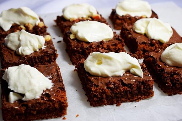 Brownie pod śmietankową chmurką