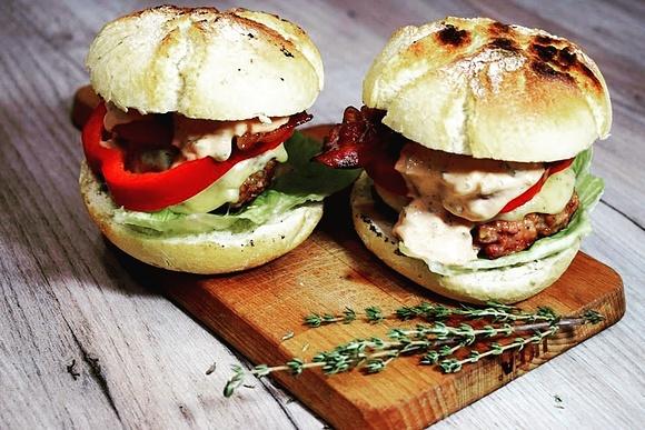 Domowe burgery z grilla zimą
