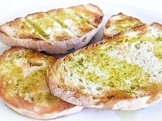 Czosnkowe grzanki - szybki i prosty przepis na przekąskę