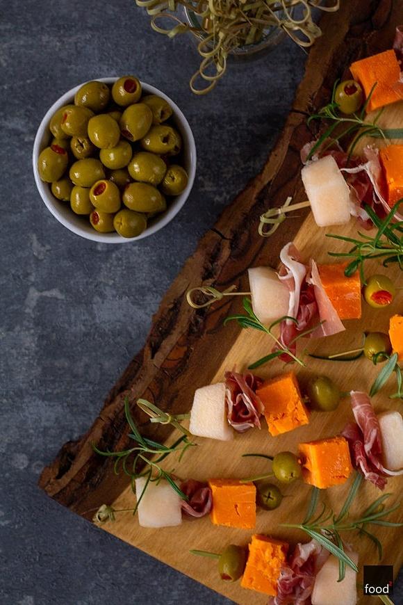 Koreczki z melonem, prosciutto, serem i oliwkami