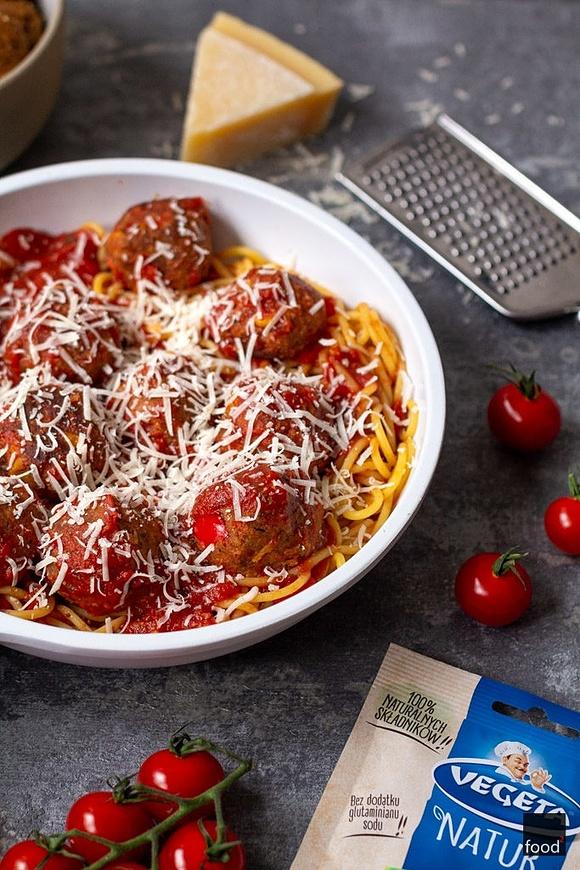 Spaghetti z warzywnymi klopsikami