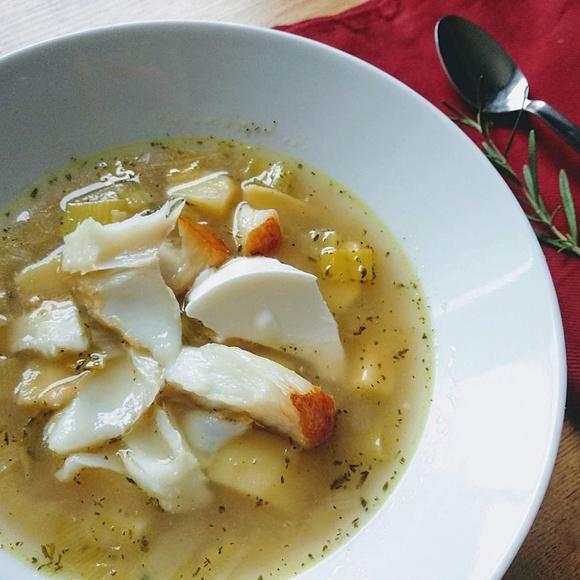 Zupa porowo-ziemniaczana z wędzoną rybą