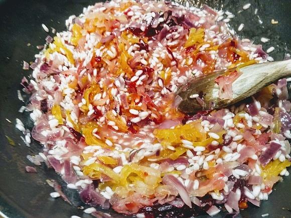 Risotto z burakami i pieczoną rybą