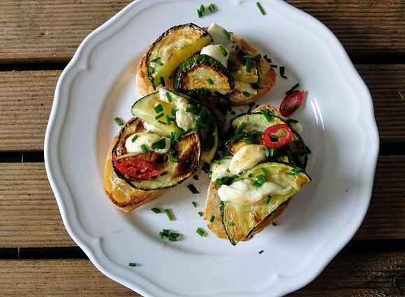Grzanki z cukinią i mozzarellą