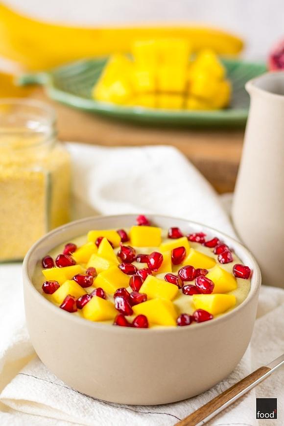 Budyń jaglany z mango, bananem i granatem