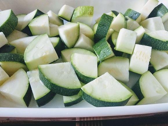 Pieczona cukinia buraki kapary czarne oliwki