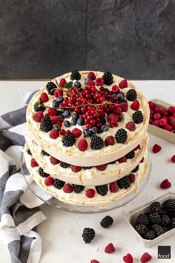 Tort bezowy z owocami lata