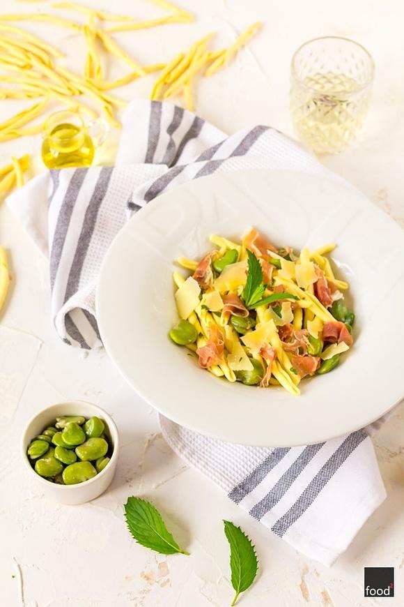 Makaron z bobem, prosciutto, miętą i parmezanem