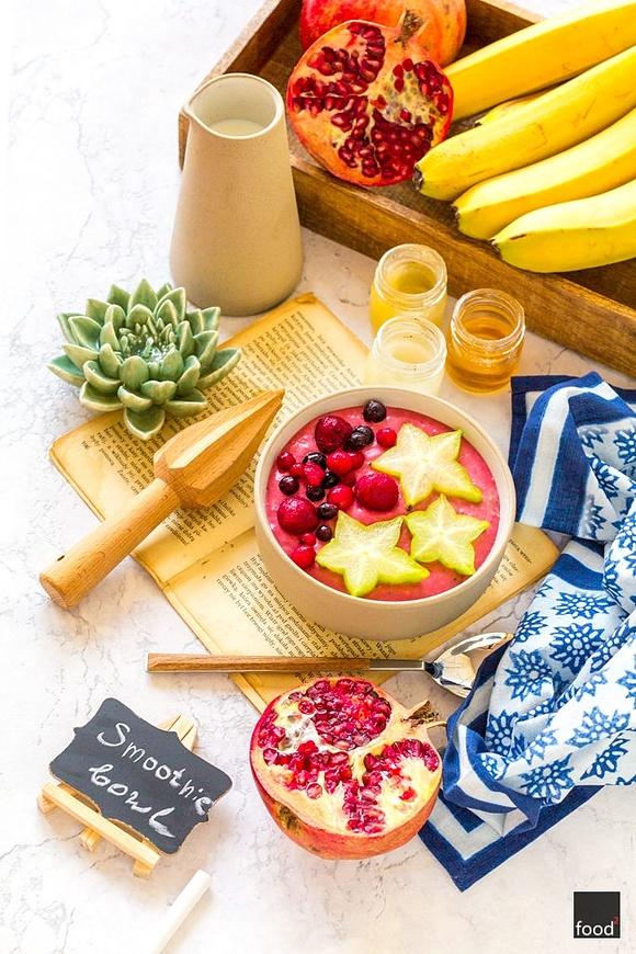 Smoothie bowl z guaraną, granatem i karambolą