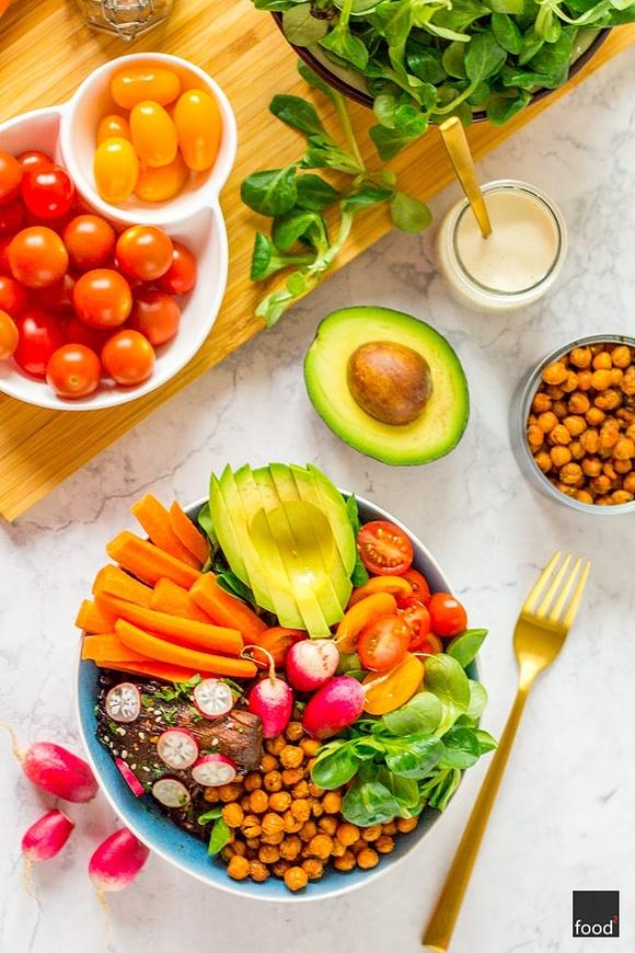 Buddha bowl z boczniakami, ciecierzycą i sosem z tahini