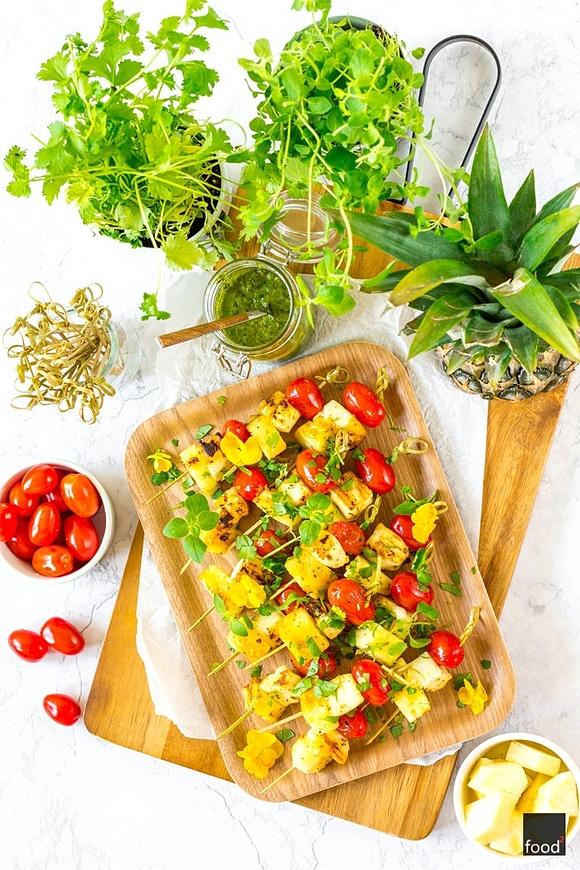 Szaszłyki z serem halloumi, ananasem i pomidorami