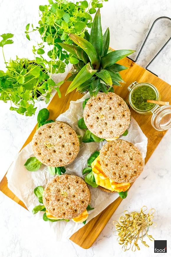 Burgery z grillowanym serem halloumi, ananasem i sosem chimichurri