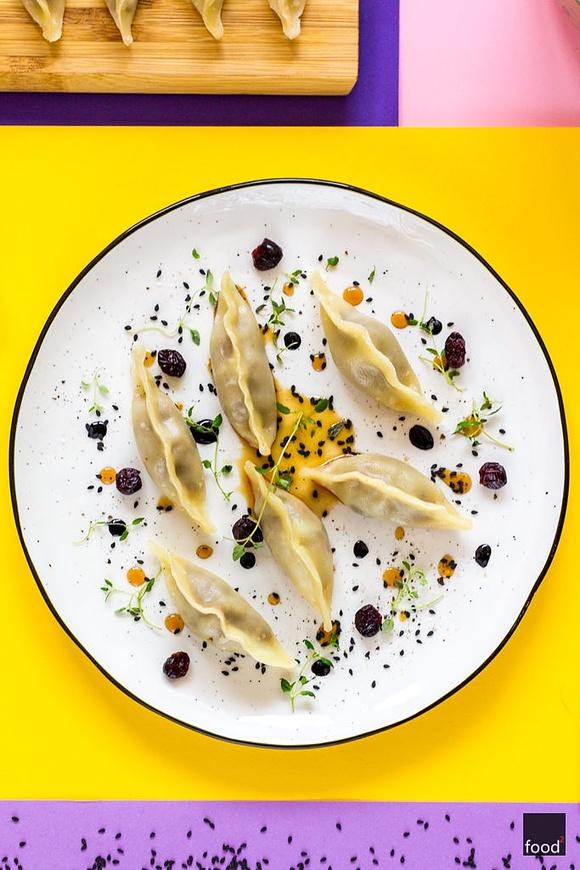 Pierogi gyoza z pieczoną kaczką i sosem z suszonych owoców