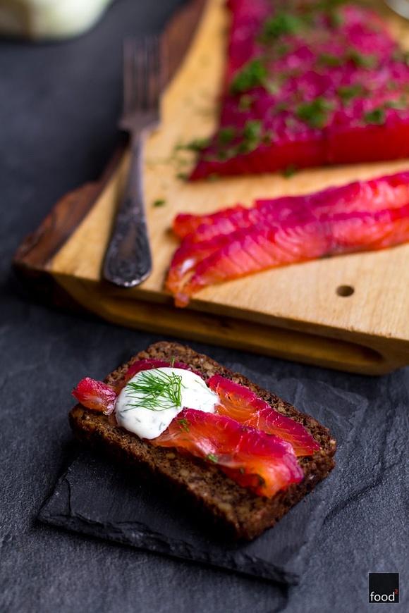 Gravlax – łosoś peklowany w soli morskiej z buraczkami, fenkułem i koperkiem