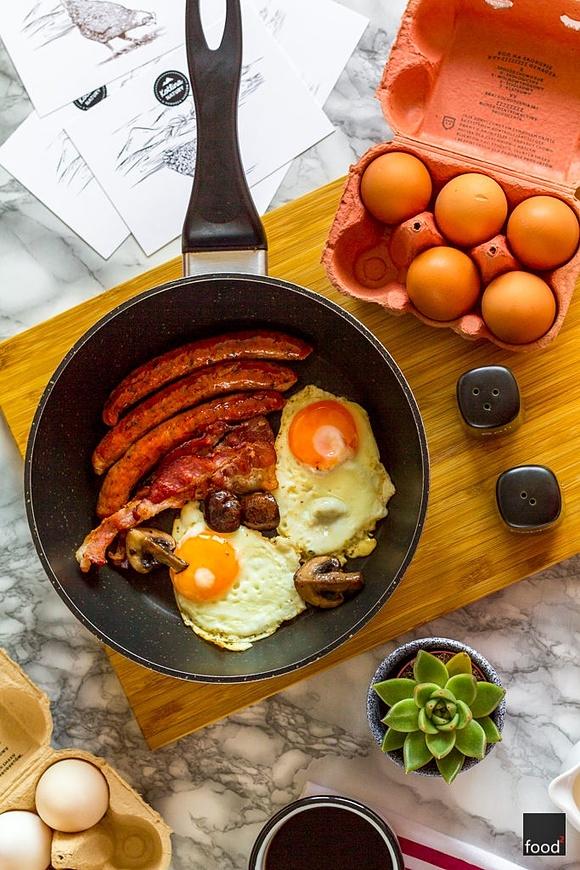 Full English breakfast: tradycyjne angielskie śniadanie
