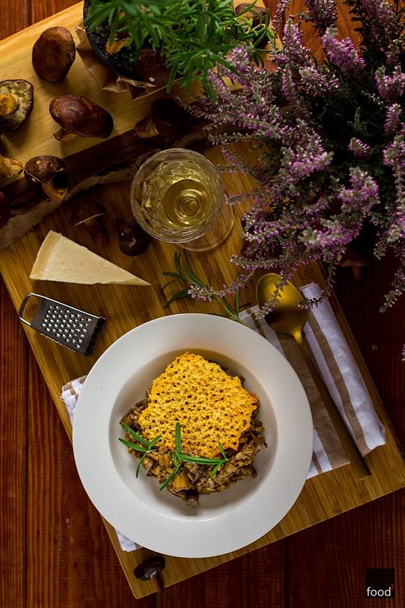 Risotto z podgrzybkami i chipsem z parmezanu