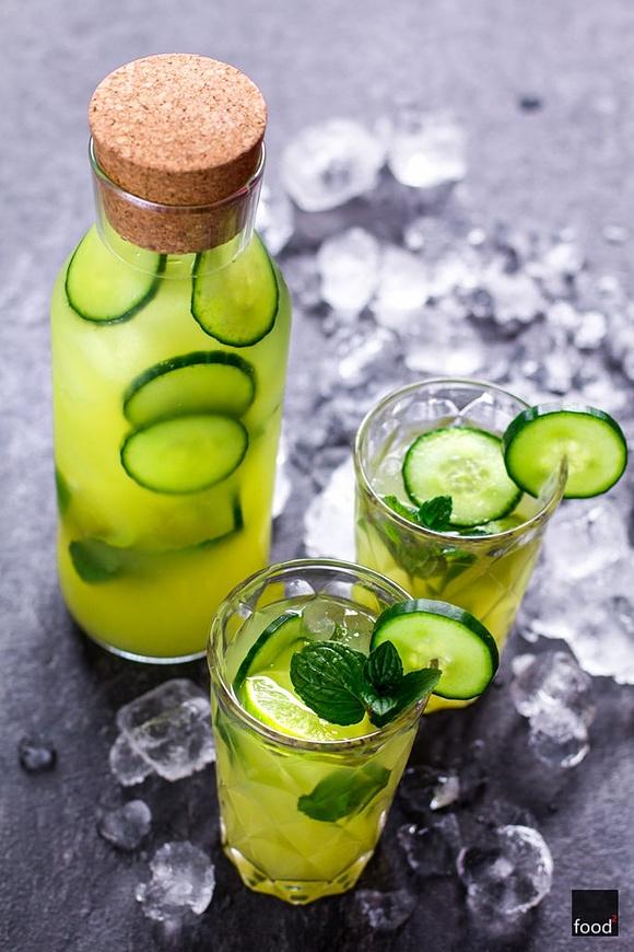 Lemoniada ogórkowa z miętą i limonką - orzeźwiający napój na lato