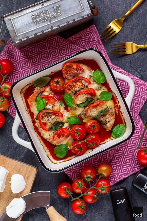 Kurczak Caprese zapiekany z mozzarellą, bazylią i pomidorami