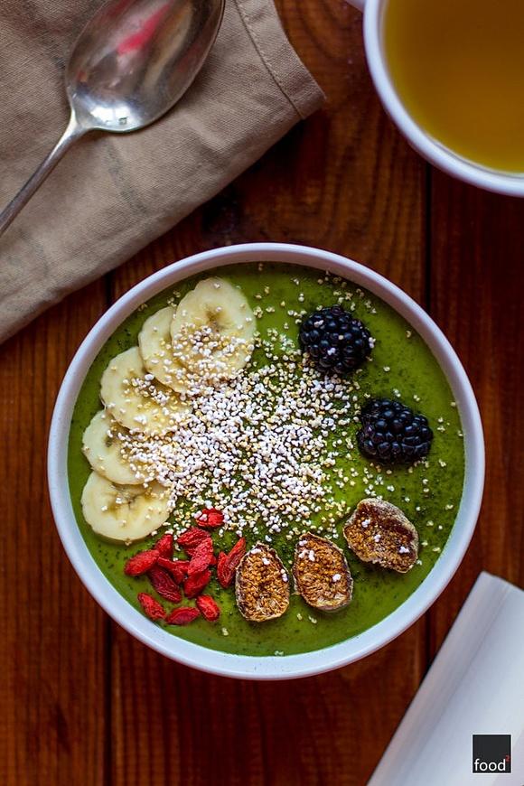 Green smoothie bowl z młodym jęczmieniem
