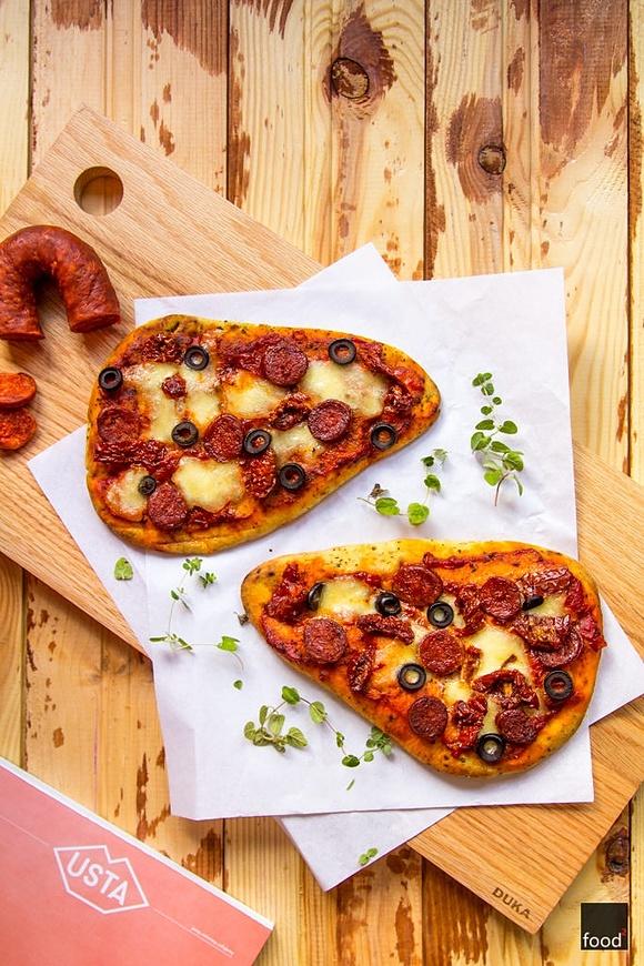 Ekspresowa pizza z chlebków naan z mozzarellą i chorizo