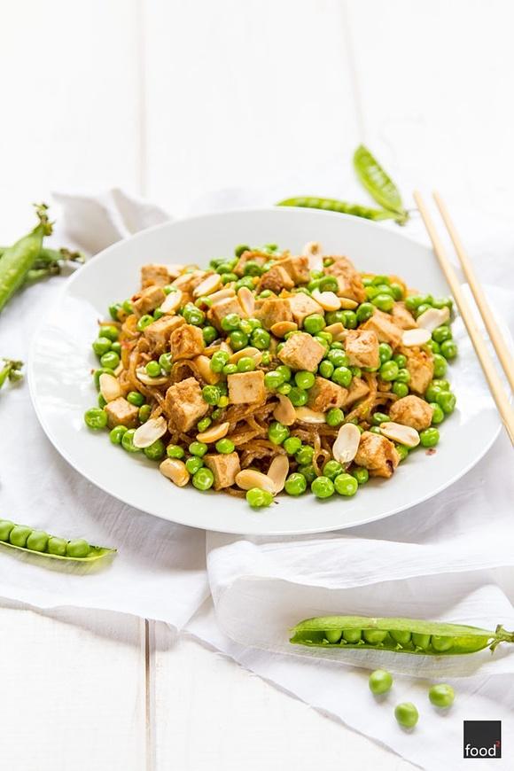 Low-carb pad thai z makaronu z alg morskich z tofu i groszkiem