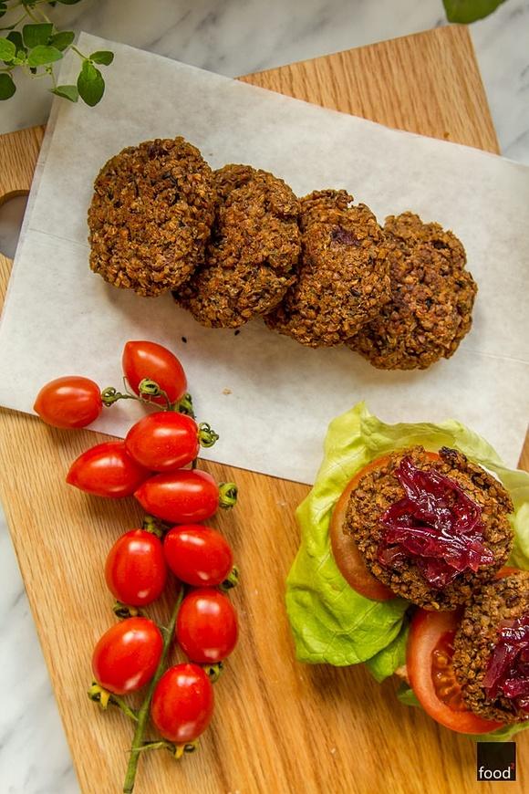 Wegeburgery z kaszy gryczanej z wędzoną śliwką i lemoniadą pietruszkową