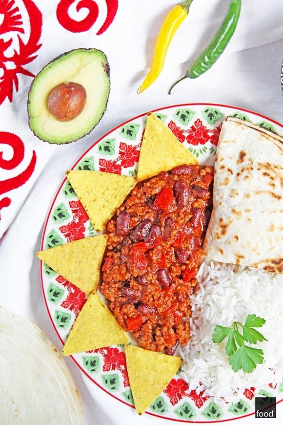 Chili con carne z guacamole - meksykański przepis na danie główne