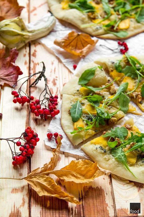 Pizza bianca z serem pleśniowym dynią rukolą i orzechami włoskimi