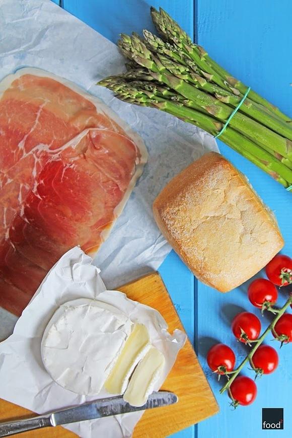 Grillowana ciabatta ze szparagami camembertem i szynką parmeńską