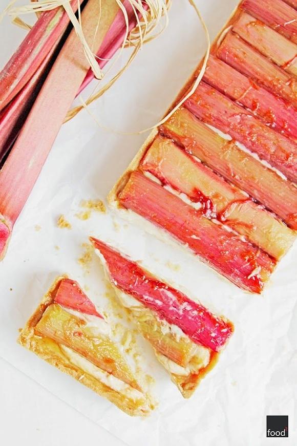 Tarta z karmelizowanym rabarbarem i kremem pâtissière