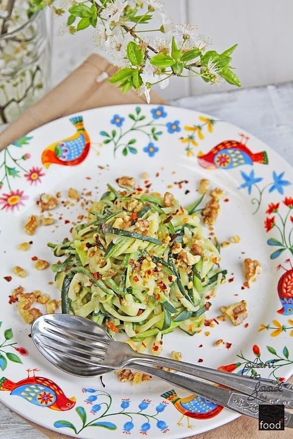Spaghetti z cukinii z sosem tahini i orzechami włoskimi