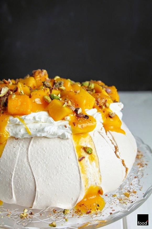 Pavlova z mango i pistacjami