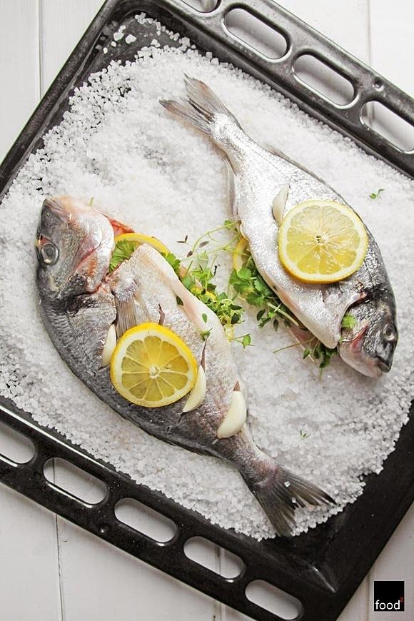 Dorada pieczona w soli morskiej