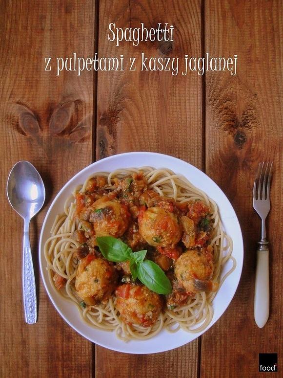 Spaghetti z pulpetami z kaszy jaglanej i sosem z bakłażana i pomidorów