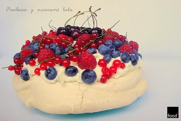 Pavlova z owocami lata