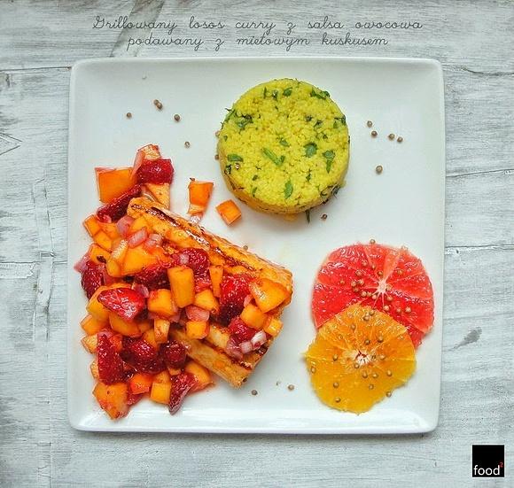 Grillowany łosoś curry z salsą owocową i miętowym kuskusem