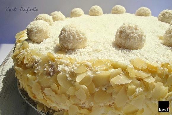 Tort rafaello - kokosowy tort z kremem i pralinkami rafaello
