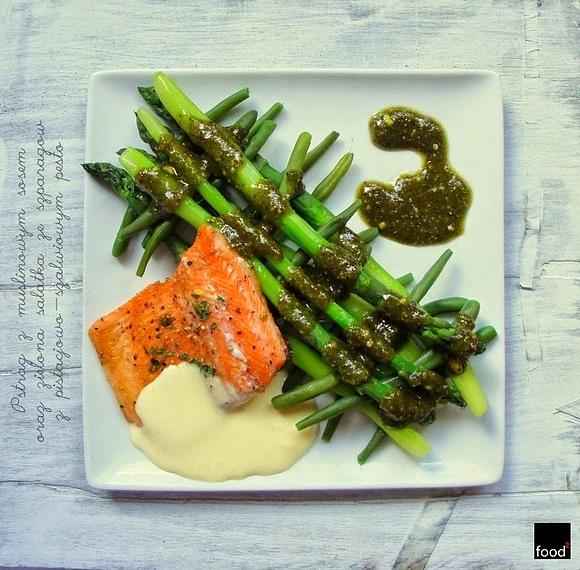 Pieczony pstrąg z muślinowym sosem i sałatką ze szparagów i fasolki z pesto