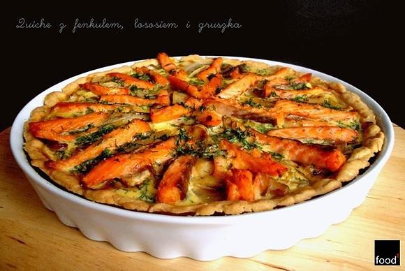 Quiche z karmelizowanym fenkułem grillowaną gruszką i wędzonym łososiem