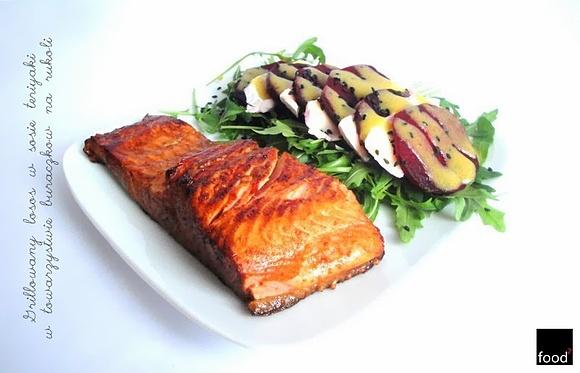 Grillowany łosoś w sosie teriyaki z buraczkami na rukoli