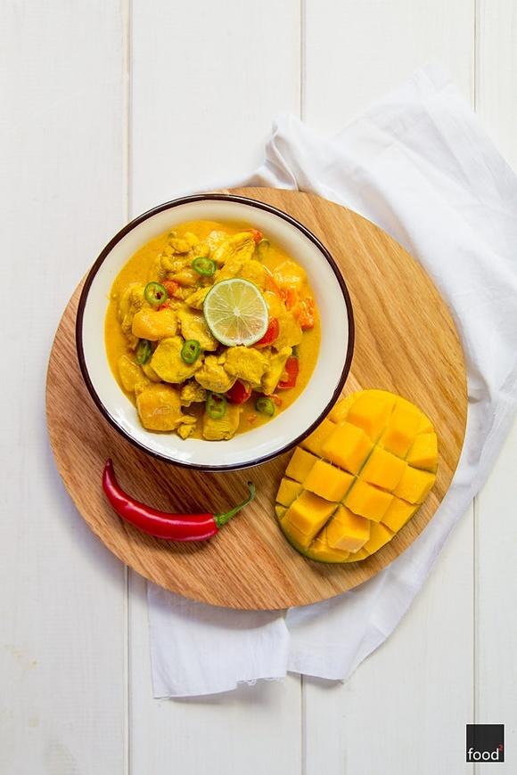 Curry z kurczaka i mango w mleku kokosowym