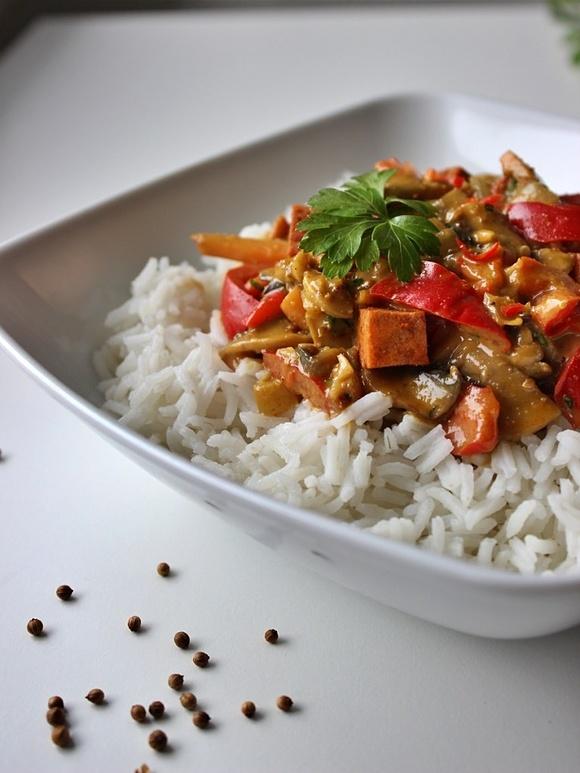 Warzywa z tofu w sosie orzechowym satay